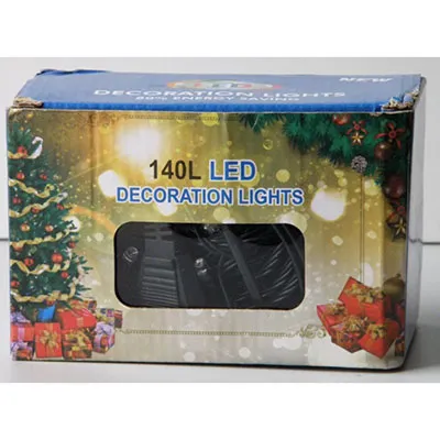 Lanțul de iluminat decorativ cu unitate de control echipată cu 140 de LED-uri albe purpurii, fire izolate verde de pin și o priză care permite extinderea cu unități suplimentare.