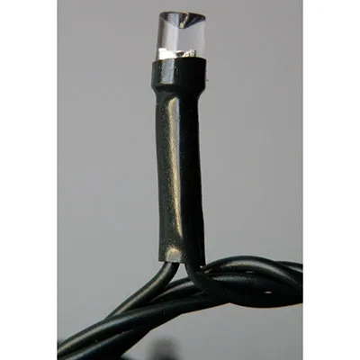 Lanțul de iluminat decorativ cu unitate de control echipată cu 140 de LED-uri albe purpurii, fire izolate verde de pin și o priză care permite extinderea cu unități suplimentare.