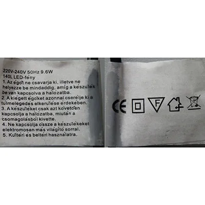 Lanțul de iluminat decorativ cu unitate de control echipată cu 140 de LED-uri albe purpurii, fire izolate verde de pin și o priză care permite extinderea cu unități suplimentare.