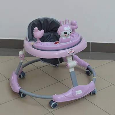 Un baby walker muzical roz și alb, realizat din piese din plastic și metal. Cuvântul