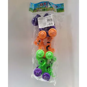 Pachet de trei mașini de jucărie din plastic în formă de animale.