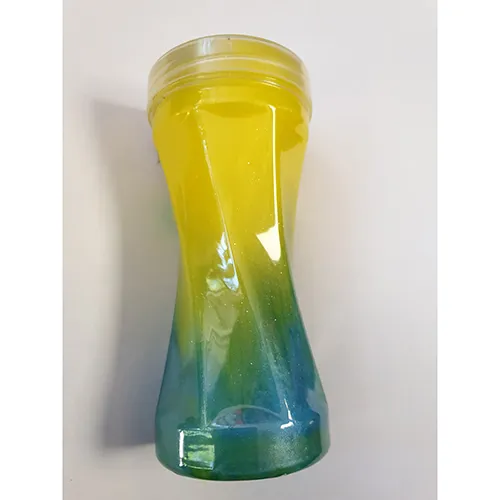 Mâzgă de jucărie în culorile galben, verde și albastru.