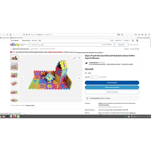 Set de șase covorașe de spumă, fiecare constând din șase piese de puzzle reprezentând literele alfabetului și numerele de la 0 la 9. Acestea sunt alcătuite din spumă de șase culori diferite: violet, galben, portocaliu, roz închis, verde și albastru. Produs vândut online, în special prin intermediul eBay (identificator: 314695316811).
