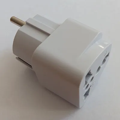 Adaptor de călătorie alb cu împământare.