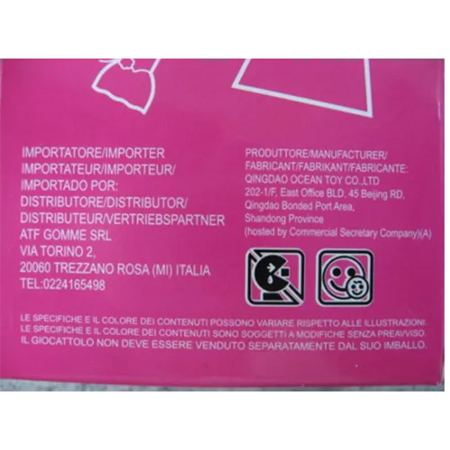 Păpușă de jucărie din plastic într-o rochie cu un model de cerc.