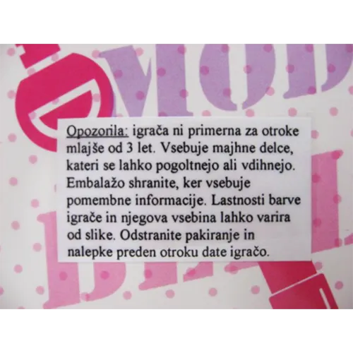 Păpușă de jucărie din plastic într-o rochie cu un model de cerc.