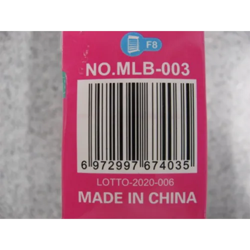 Păpușă de jucărie din plastic într-o rochie cu un model de cerc.