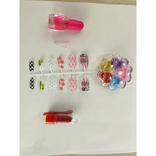 Păpușă din plastic cu accesorii, cum ar fi unghii artificiale, lac de unghii și o geantă.