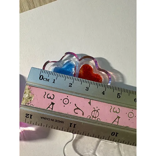 Păpușă din plastic cu accesorii, cum ar fi unghii artificiale, lac de unghii și o geantă.