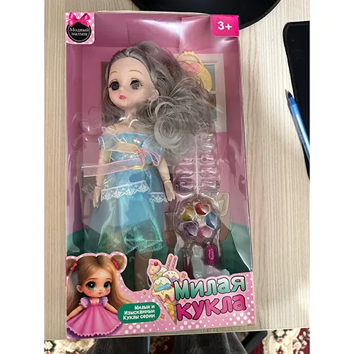 Păpușă din plastic cu accesorii, cum ar fi unghii artificiale, lac de unghii și o geantă.