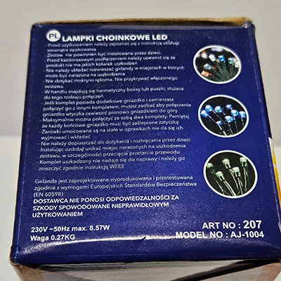 Lanțul de iluminat negru destinat conectării reciproce, cu 200 de LED-uri de surse de lumină neînlocuibile. Acesta include un dispozitiv pentru schimbarea modurilor de iluminare. Produs vândut online, în special prin intermediul www.skvelamoda.sk