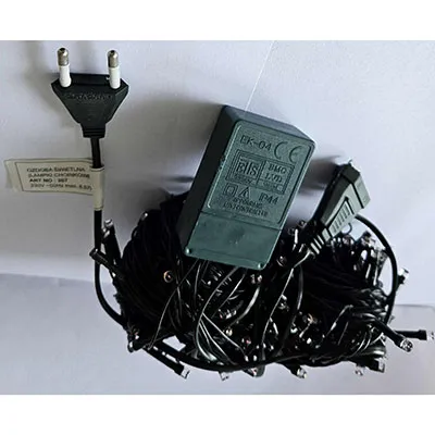 Lanțul de iluminat negru destinat conectării reciproce, cu 200 de LED-uri de surse de lumină neînlocuibile. Acesta include un dispozitiv pentru schimbarea modurilor de iluminare. Produs vândut online, în special prin intermediul www.skvelamoda.sk