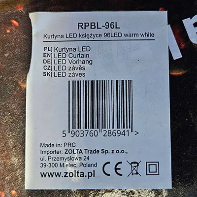 Lanțul de iluminat destinat conectării reciproce, cu surse de lumină LED neînlocuibile în stele și luni din plastic. Acesta include un dispozitiv pentru schimbarea modurilor de iluminare. Produs vândut online, în special prin intermediul www.skvelamoda.sk.