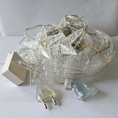 Lanțul de iluminat destinat conectării reciproce, cu surse de lumină LED neînlocuibile în stele și luni din plastic. Acesta include un dispozitiv pentru schimbarea modurilor de iluminare. Produs vândut online, în special prin intermediul www.skvelamoda.sk.