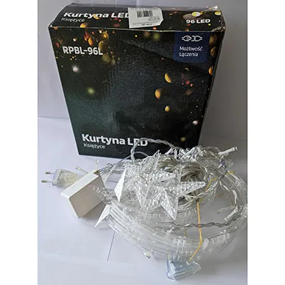 Lanțul de iluminat destinat conectării reciproce, cu surse de lumină LED neînlocuibile în stele și luni din plastic. Acesta include un dispozitiv pentru schimbarea modurilor de iluminare. Produs vândut online, în special prin intermediul www.skvelamoda.sk.