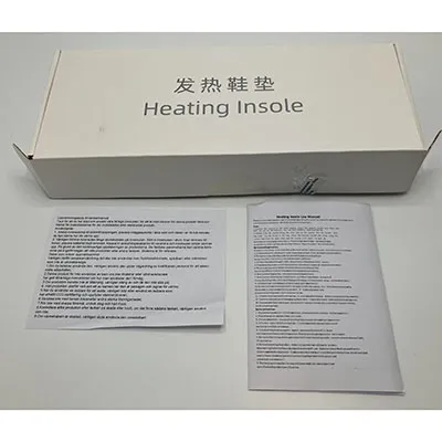 O pereche de tălpi textile negre conectate la pachete de baterii cu litiu. Includeți diverse cabluri de alimentare și curele de buzunar pentru atașarea pachetelor de baterii la picioarele purtătorului.