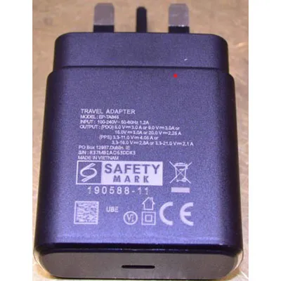 Adaptor de călătorie USB-C negru.