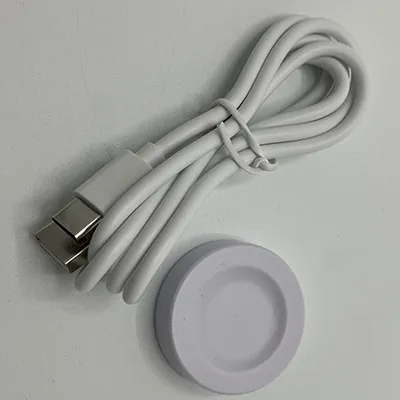 Placă de încărcare albă cu cablu de conectare USB/USB-C. Destinat pentru smartwatch-uri.