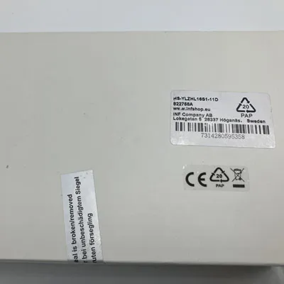 O pereche de șosete negre strânse, echipate cu electronice voluminoase, alimentate cu baterii de litiu.