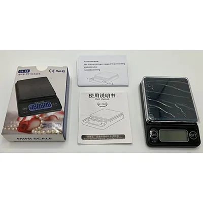 Cantar digital mic (6,8x10x2 cm) cu exterior din plastic negru, capac transparent pentru placa de cantarire, afisaj LCD si o pereche de butoane.