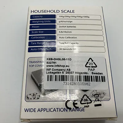 Cantar digital mic (6,8x10x2 cm) cu exterior din plastic negru, capac transparent pentru placa de cantarire, afisaj LCD si o pereche de butoane.