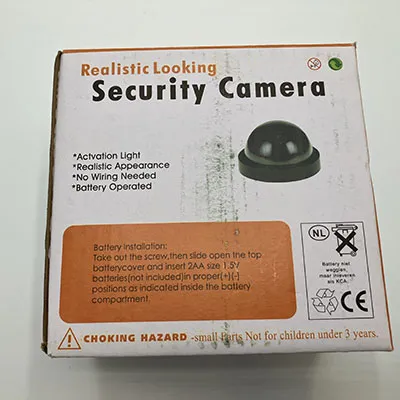 Invenție din plastic bulbos echipată cu componente electronice de bază destinate imitării unei camere de securitate.