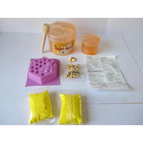 Slime cu o albină din plastic și alte accesorii, 200 ml. Produs vândut online, în special prin intermediul AliExpress.