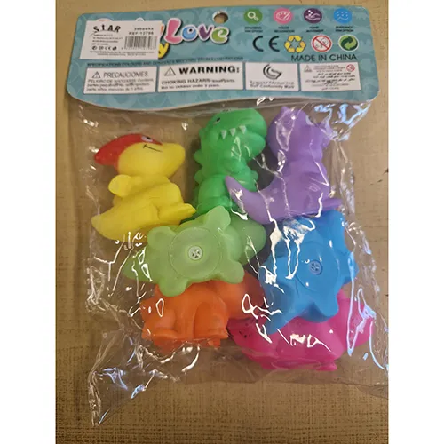 Set de șapte dinozauri de jucărie din plastic colorat. Pe partea de jos a jucăriilor există un element de producere a sunetului care este activat atunci când jucăria este stoarsă.