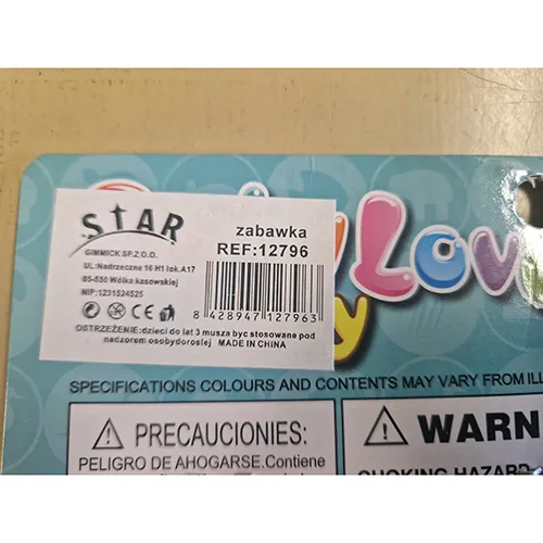 Set de șapte dinozauri de jucărie din plastic colorat. Pe partea de jos a jucăriilor există un element de producere a sunetului care este activat atunci când jucăria este stoarsă.