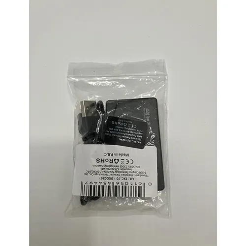 Cititor de carduri negru cu cablu USB negru.