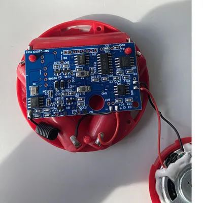 Invenție în formă de puc, aproximativ 5x2,5 cm, din plastic ABS argintiu/maroon. Telecomandă operată. Produs vândut online, în special prin intermediul www.coolpriser.se.