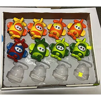 Jucărie de plastic în formă de avion.