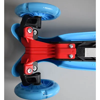 Scuter de jucărie albastru, cu trei roți, cu ghidon reglabil pe înălțime. Pentru copii cu o greutate maximă de 20 kg