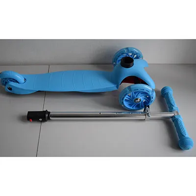 Scuter de jucărie albastru, cu trei roți, cu ghidon reglabil pe înălțime. Pentru copii cu o greutate maximă de 20 kg