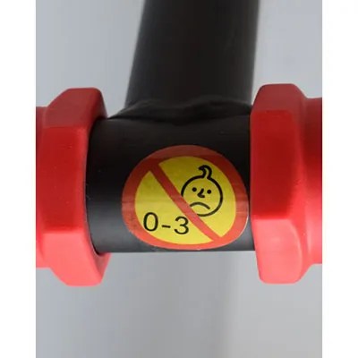 Scuter de jucărie negru și roșu cu trei roți.