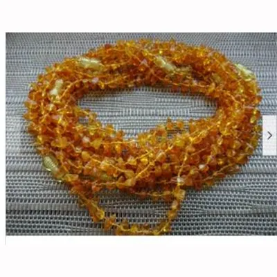 Colier galben de chihlimbar, destinat copiilor, de 38 cm lungime. Produs vândut online, în special prin intermediul eBay (număr de identificare: 225131737342).