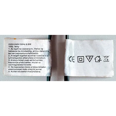 Lanț de iluminat decorativ cu 96 de becuri miniaturale colorate (galben, verde, roșu și albastru) neînlocuibile și o unitate intermitentă.