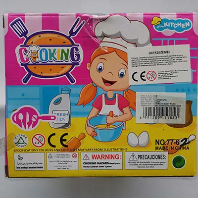 Set de păpuși din plastic cu accesorii.