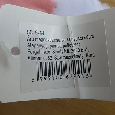 Iepuraș alb de pluș într-o rochie, cu două perle cusute pe față și un arc pe cap. Dimensiune de 40 cm.