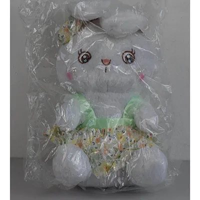 Iepuraș alb de pluș într-o rochie, cu două perle cusute pe față și un arc pe cap. Dimensiune de 40 cm.