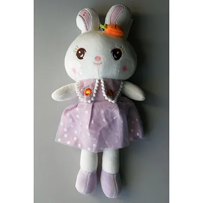 Iepuraș alb de pluș într-o rochie purpurie, cu un accesoriu în formă de morcov. Jucăria are o ventuză atașată la cap cu o sfoară. Dimensiune de 40 cm.