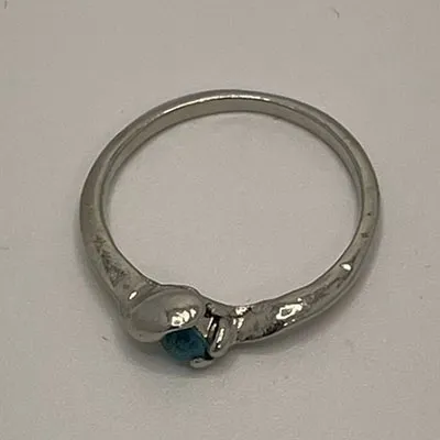 Set cu trei inele din metal de culoare argintie, cu pietre ornamentale roz, albastru și respectiv verde.