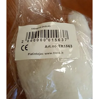 Jucărie albă, de pluș, în formă de iepure, cu morcov, urechi roz, ochi negri, un inel de coardă auto-retractabil și un atașament pentru coadă din plastic dur. Când inelul de coardă auto-retractabil este tras, iepurele dă din coadă.