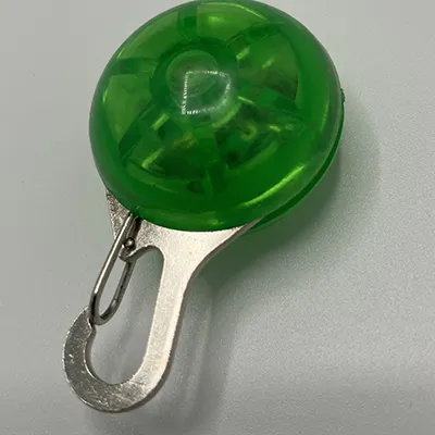 Lampă verde clip-on pentru câini. Produs vândut online, în special prin intermediul www.skyddsexperten.se.