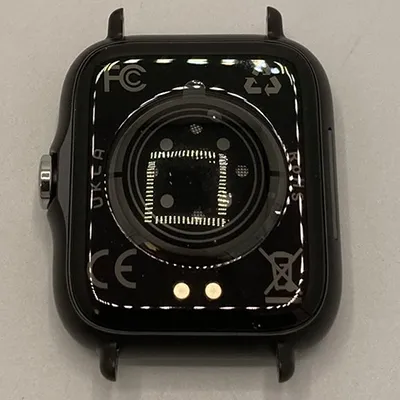 Smartwatch cu cablu de încărcare. Produs vândut online, în special prin intermediul AliExpress.