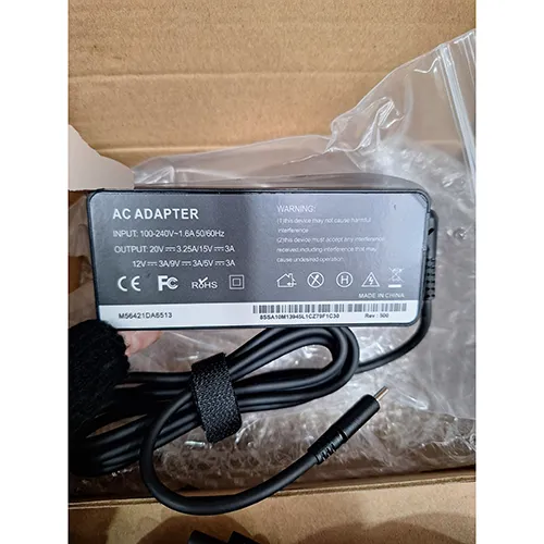 Un cablu negru de încărcare a adaptorului de c.a. cu mufă USB-C.