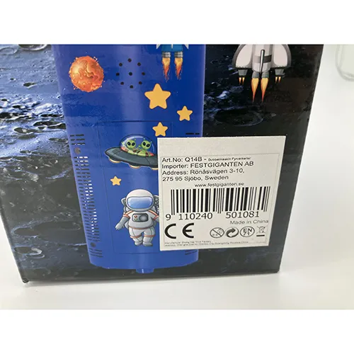 Aparat cilindric, de aproximativ 40 cm înălțime, cu un exterior din plastic dur albastru căptușit cu autocolante cu tematică spațială.