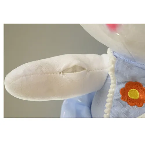 Iepuraș mare de pluș alb într-o rochie albastră, cu un morcov lipit de cap. Dimensiune de 80 cm.