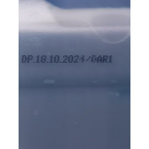 Fluid de spălare a parbrizului de iarnă de culoare albastră.