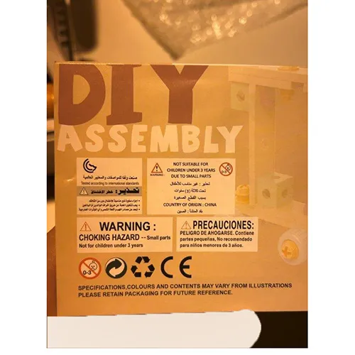 Cutie de scule din plastic alb și albastru, măsurând aproximativ 40x30x30 cm. Umplute cu unelte de joc (inclusiv un șurubelniță acționată de baterii)